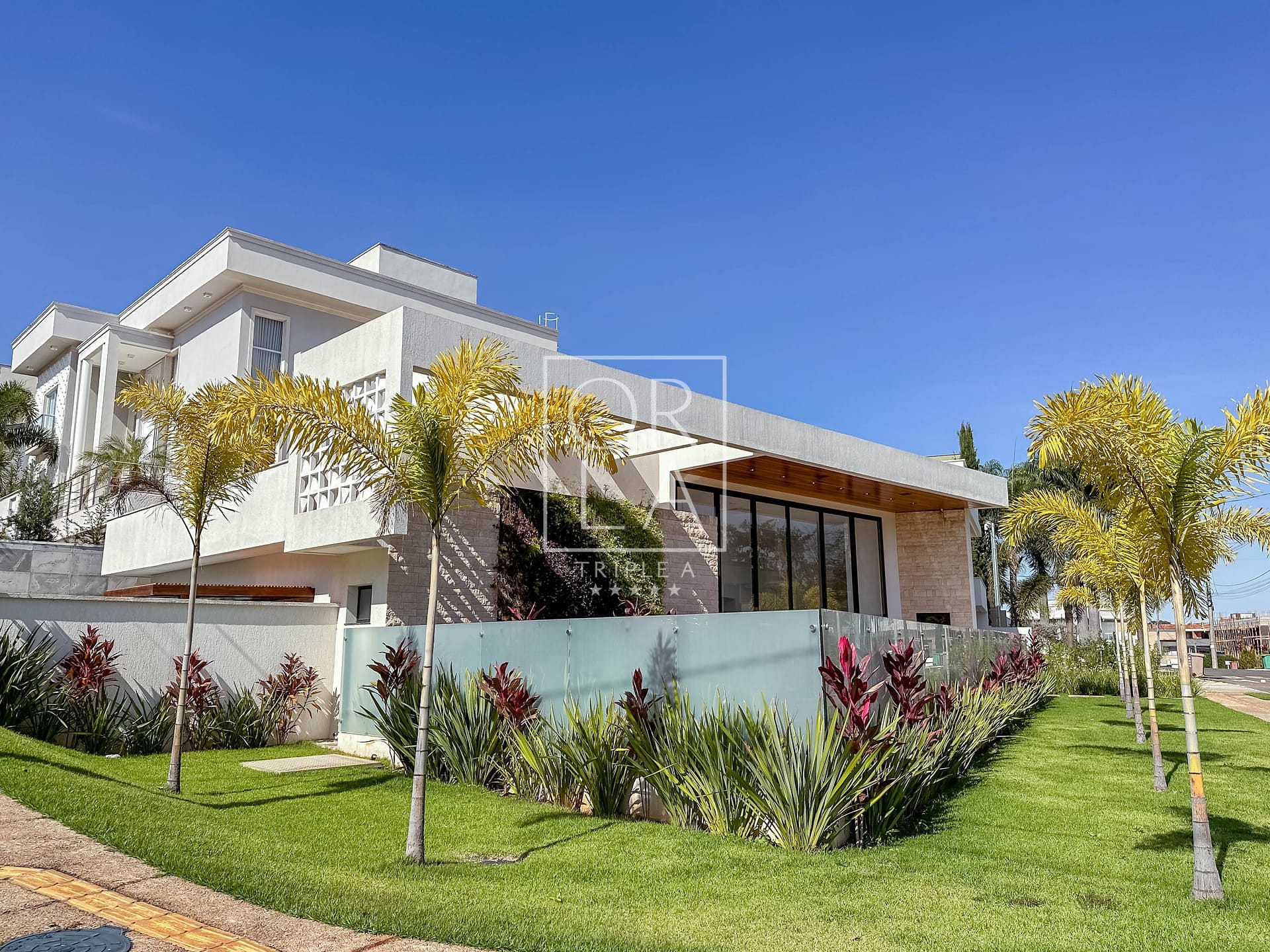 Casa térrea de luxo à venda, no Condomínio do Lago, com 4 suítes, office, em Goiânia, GO