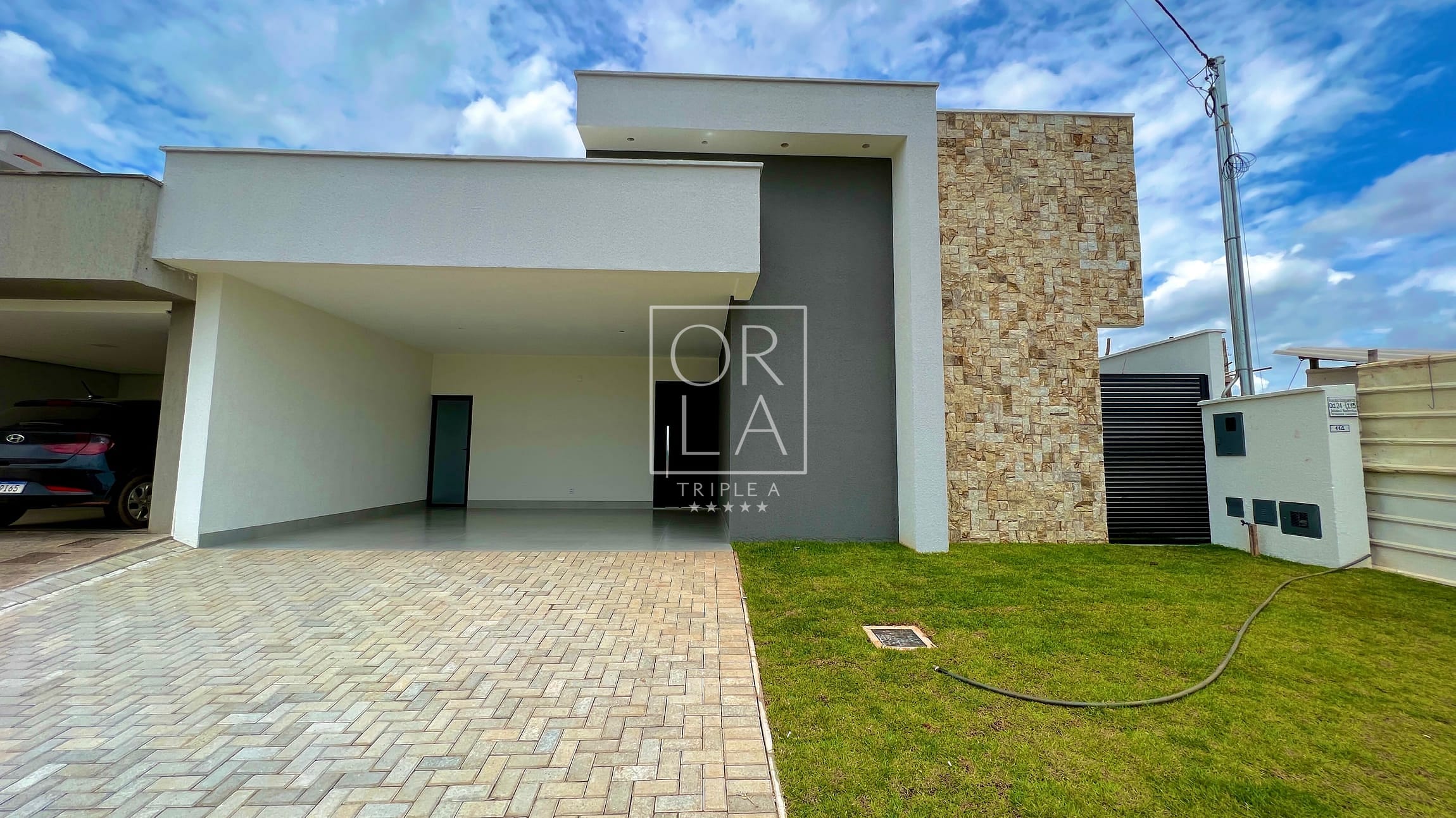 Casa Térrea de 3 quartos sendo 1 suíte piscina e 4 vagas de garagem à venda no Jardins Bolonha – Senador Canedo – GO